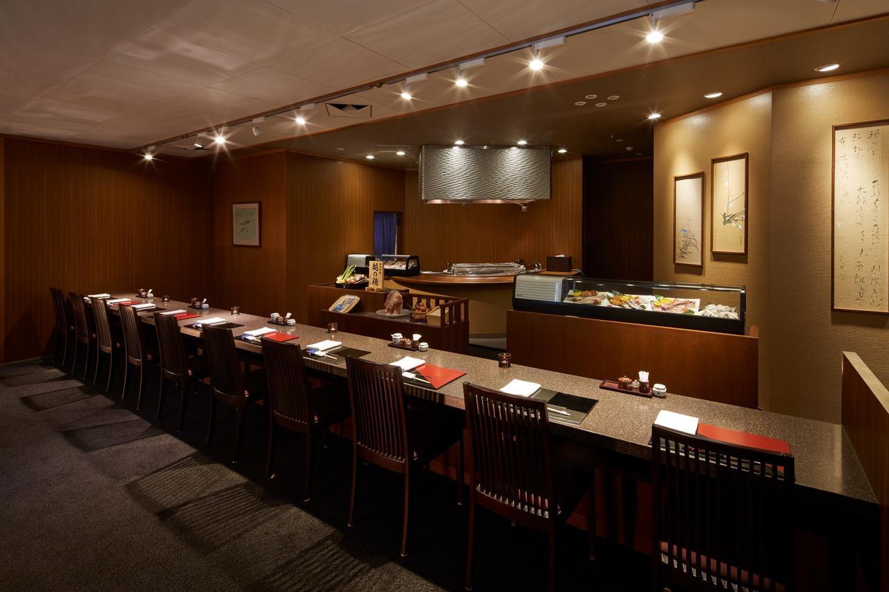 Grand Prince Hotel Shin Takanawa Präfektur Tokio Exterior foto Interior of a sushi restaurant in Tokyo